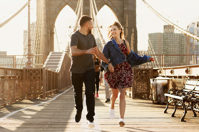 Couple de jeunes mariés en voyage de noces visitant New York