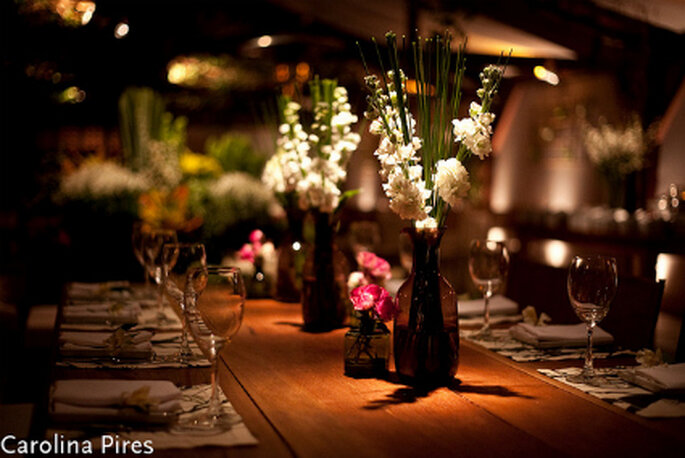 Braune Tischdekoration wird aufgepeppt mit anderen hellen Farben, wie z.B. Blumen, Kerzen oder Dekoartikeln. Foto: Carolina Pires