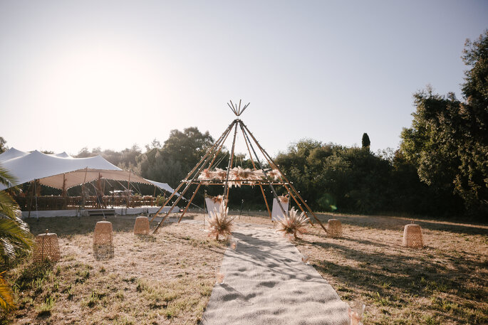 Tentes et tipi pour une réception de mariage bohème en Provence