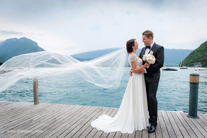 Un couple de mariés devant le lac d'Annecy