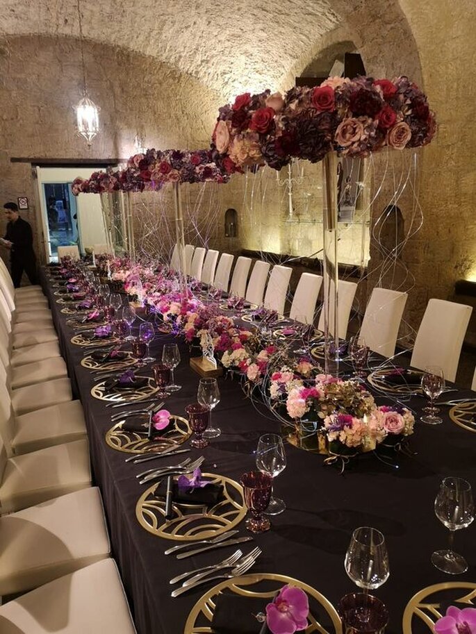 tavola apparecchiata, allestimento floreale toni del viola e del rosa