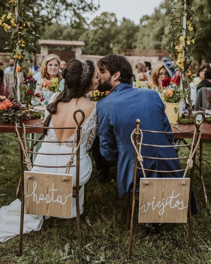 Recién casados en sus sillas durante la celebración