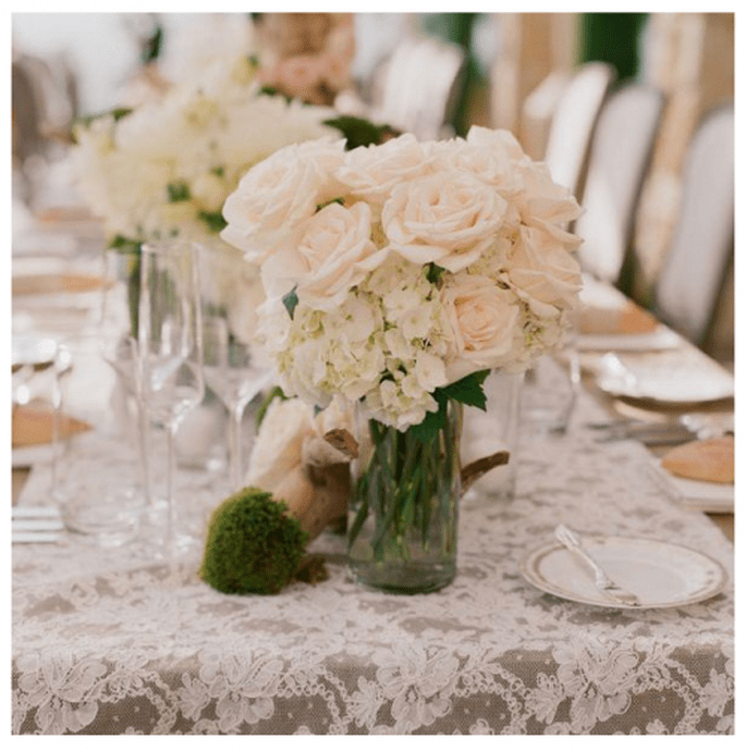 Centros de mesa con rosas blancas en jarroncitos de cristal - Foto Curtis Dahl Photography