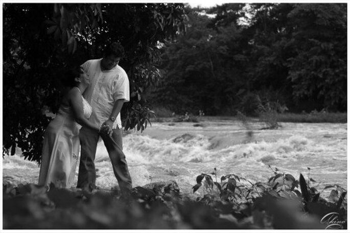 Foto de preboda cerca del rio y en la naturaleza - Foto Emmanuel Aquino
