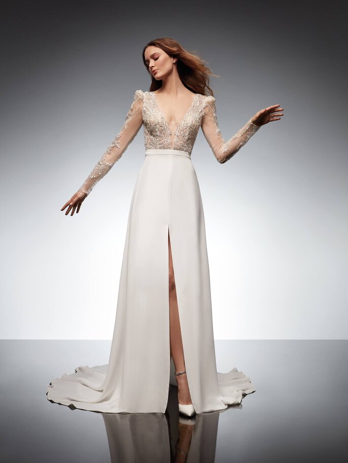 robe de mariée manches longues jupe fendue ouverture jambe et haut en dentelle couleur blanc cassé