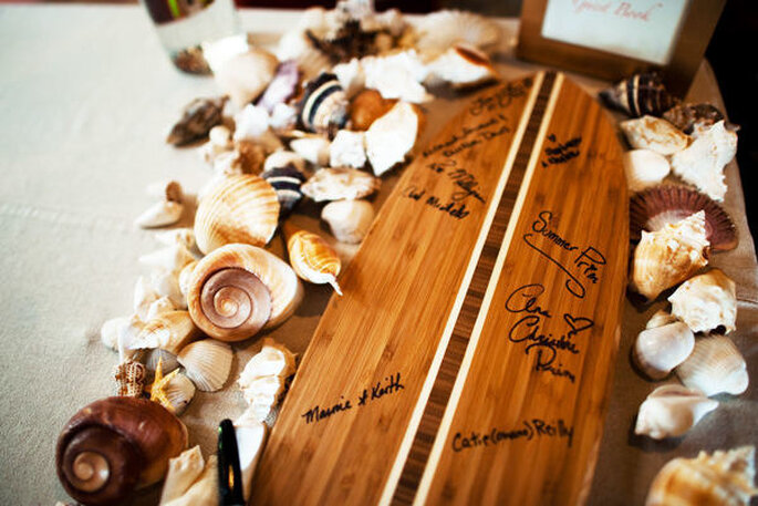 Un libro de firmas en una tabla de surf - Foto Christine Pham Photography