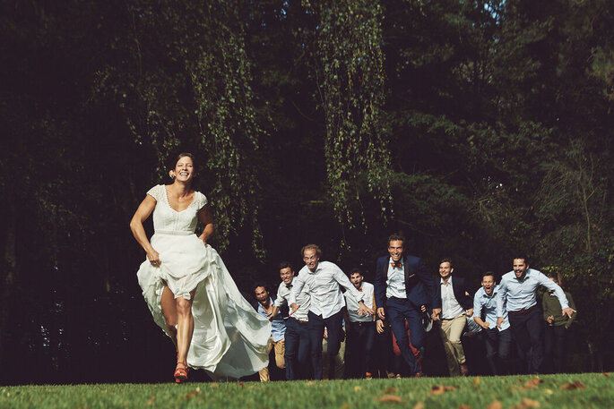 David Coppieters - Photographe de mariage - Lille - les amis de la mariée lui courent après dans un champs 