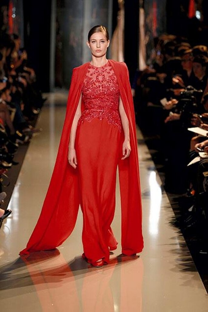 Vestido de gala en color rojo con aplicaciones y capa - Foto Elie Saab 2013