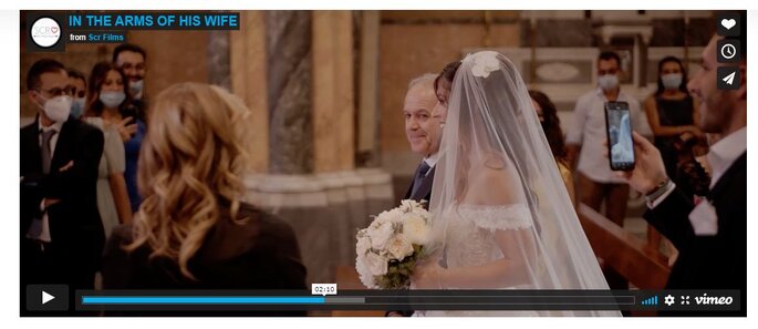 frame video SCR FILMS, sposa verso l'altare con il padre