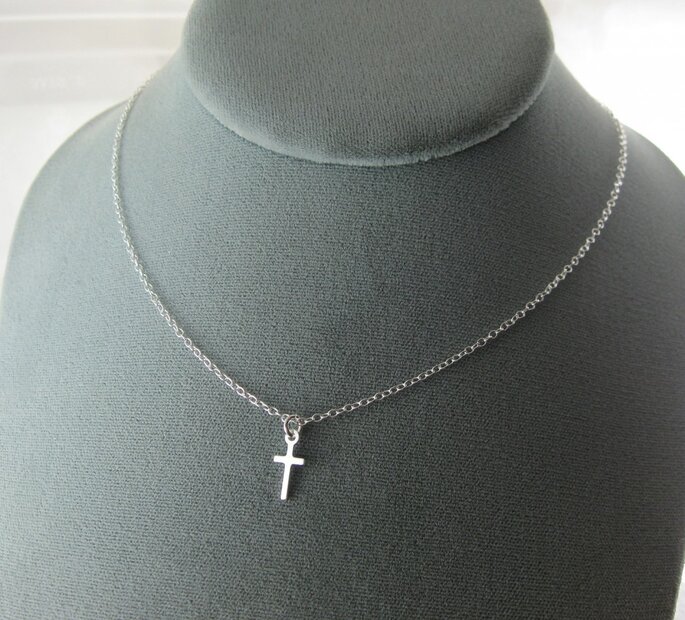 http://www.etsy.com/listing/93985829/tiny-sterling-cross-necklace negozio: everdear