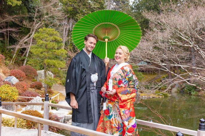 les mariés en habits traditionnels japonais
