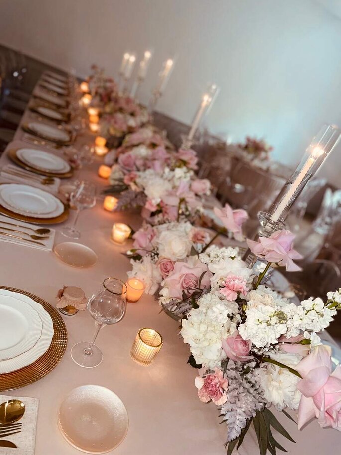 table de mariage rose avec des fleures des bougies - Feliya Prestige 
