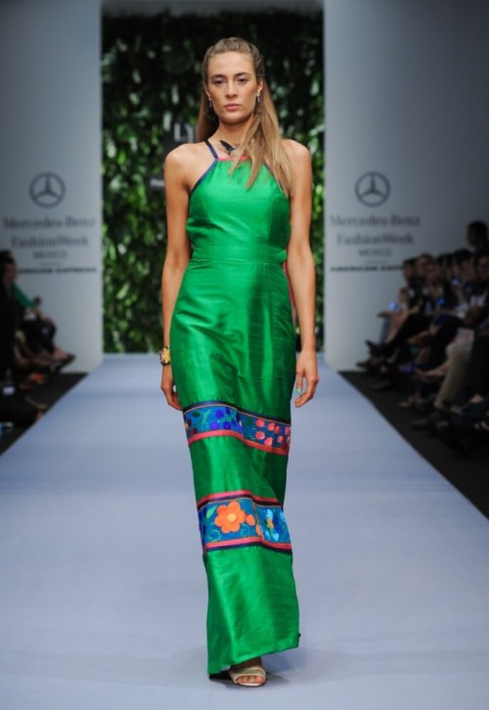 Vestido de fiesta largo en color verde intenso con bordados artesanales en franjas - Foto Mercedes Benz Fashion Week México