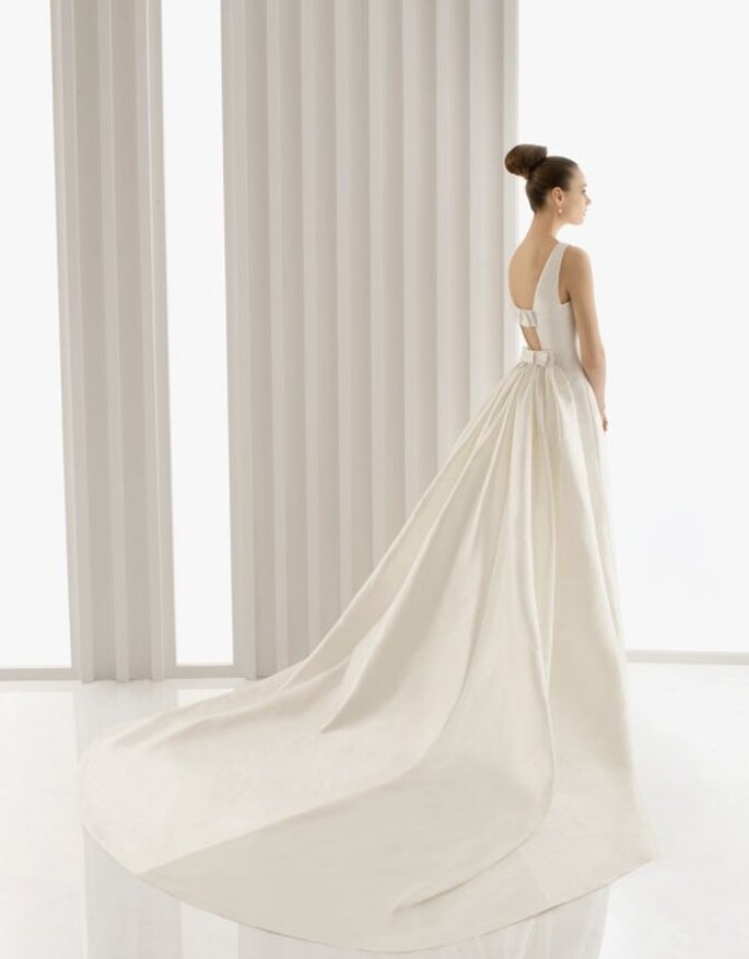 Vestido de novia con cauda larga. Rosa Clará 2012
