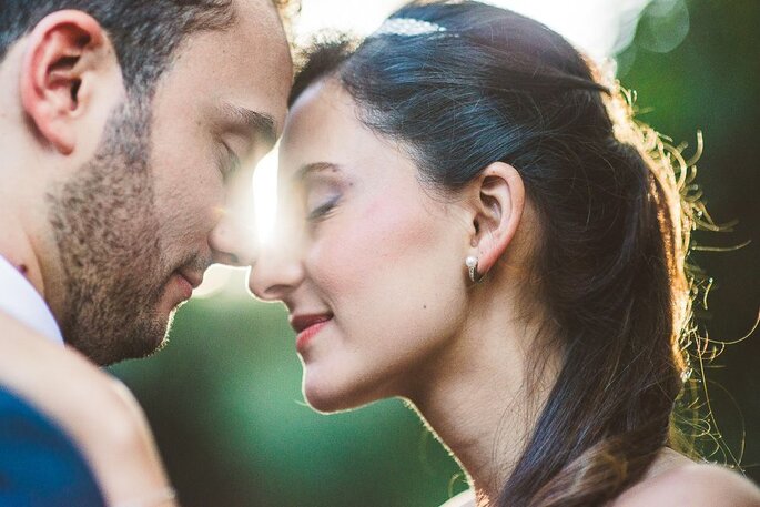 Recién casados posando en actitud romántica