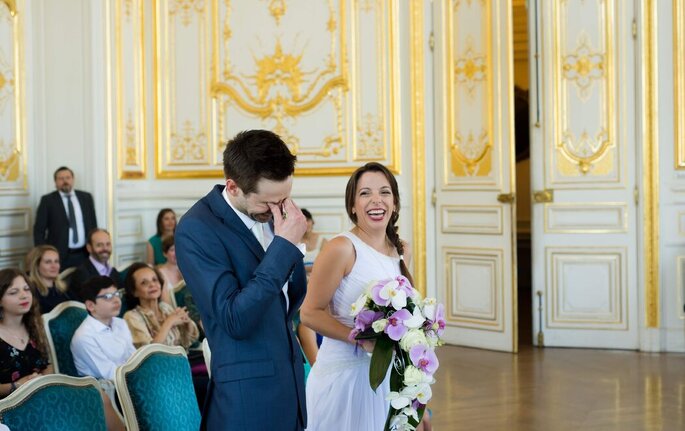Les mariés rient lors de leur mariage à Versailles