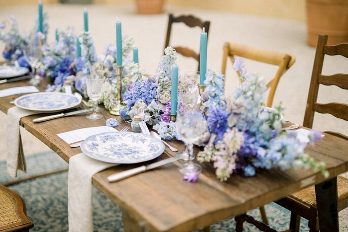 tables en bois et chaises fleuries
