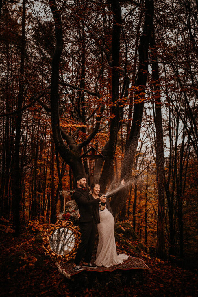 Brautpaar im Wald mit Sekt