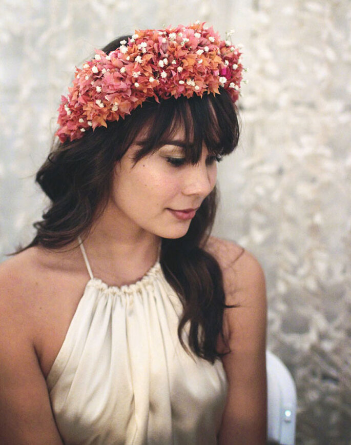 novia con flequillo y corona de flores