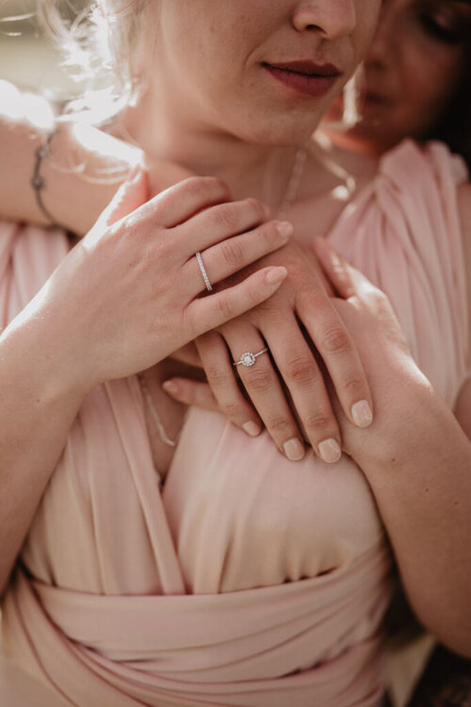 Eine Verlobung unter Kirschblüten Bräute mit Ringen