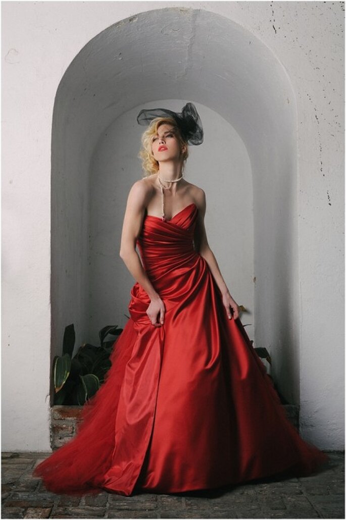 Collar largo de perlas acompañado de vestido de novia en color rojo - Foto Evan Laettner