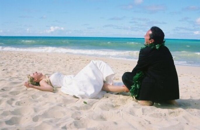 Pocos días antes de la boda hay que dejar las preocupaciones a un lado. Foto vía Aloha Island Weddings