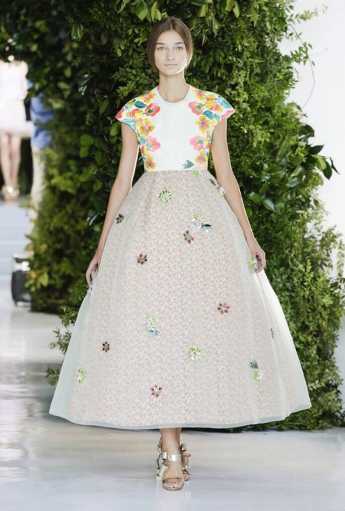 Vestido de novia con aplicaciones de flores en colores vivos - Foto Delpozo