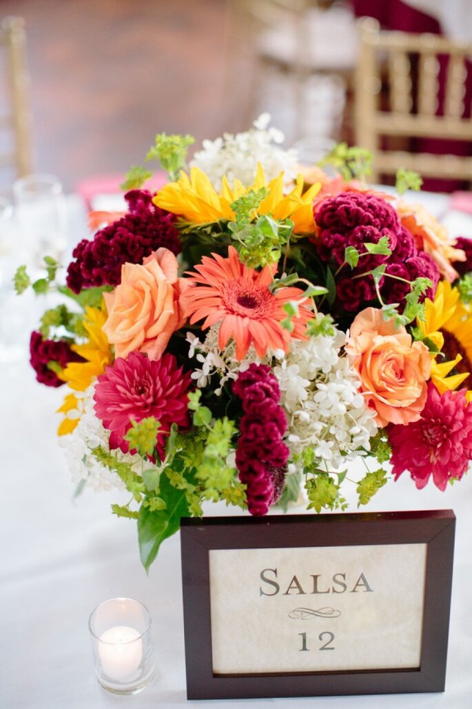 Unos centros de mesa inspirados en flores multicolor - Foto Angela Newton Roy