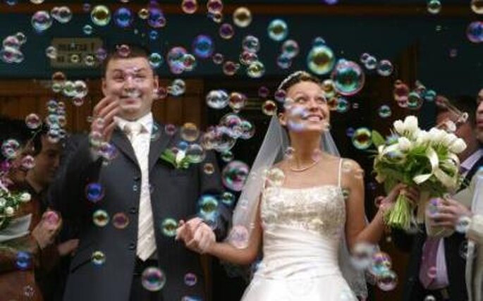 Sortie des mariés sous une pluis de bulles