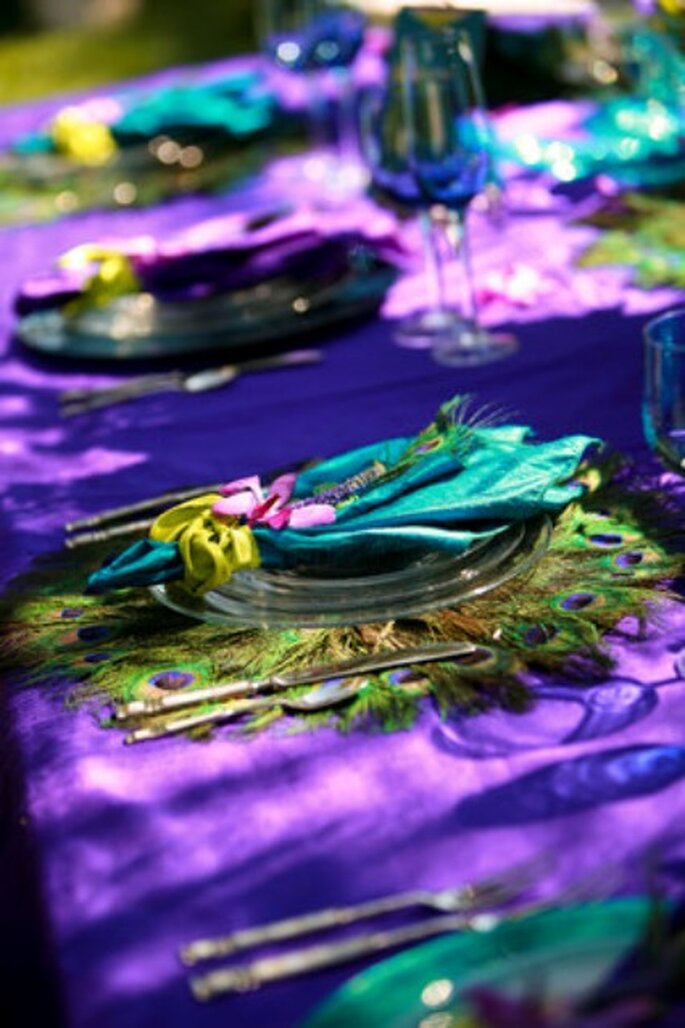 Table décorée aux couleurs de la plume de paon - Via Projectwedding.com