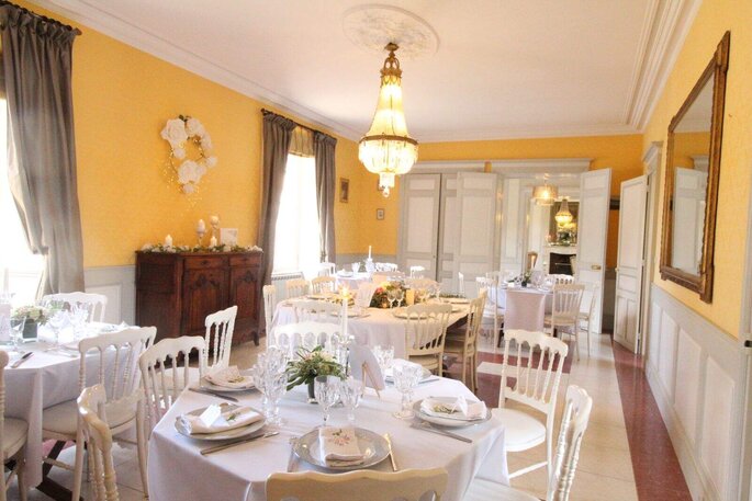 Une salle de réception prête pour le banquet d'un mariage - Manoir de Bel Ebat