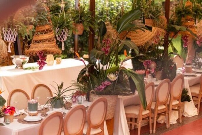 décoration de la salle de réception avec installation du repas de mariage ambiance tropicale