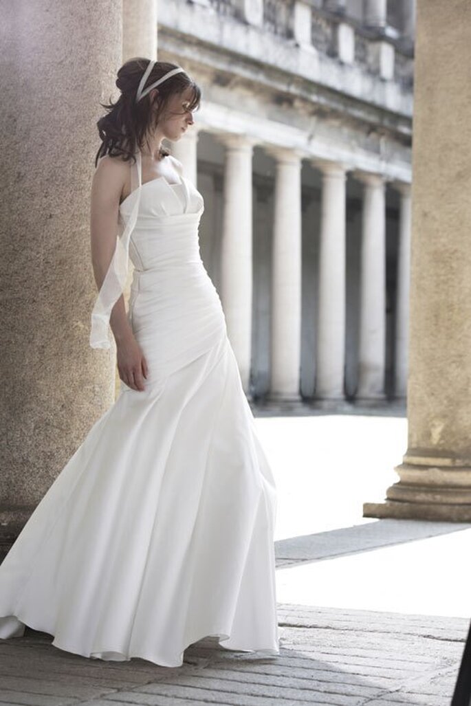 Vestido de novia 2014 en color blanco con escote strapless y falda de estilo minimalista - Foto Alberta Ferretti