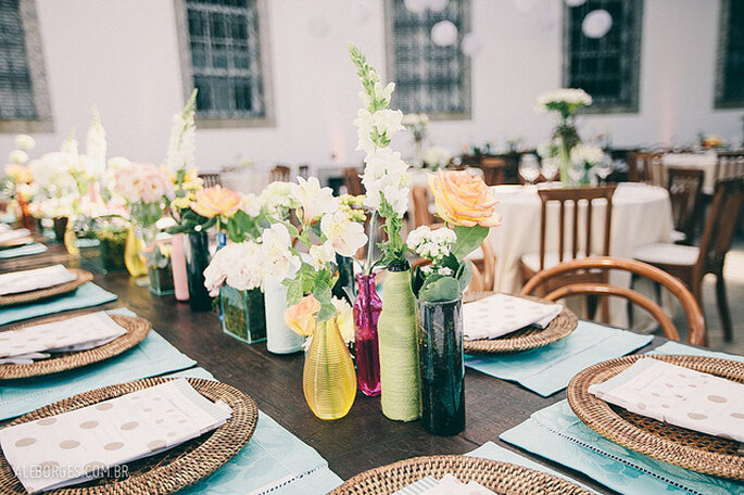 Mesas con flores silvestres. Foto: Alexandre Borges