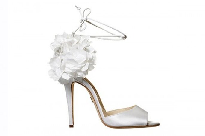 Zapatos de novia abiertos en color blanco con flores - Foto Brian Atwood