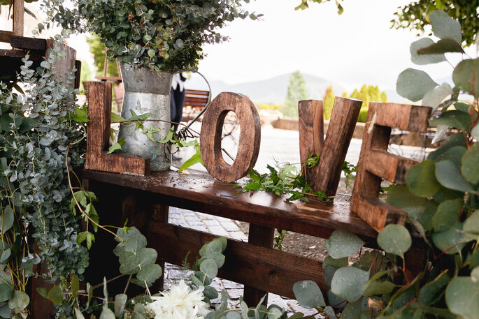 Décoration avec des plantes et des lettres en bois love idéales pour un mariage en automne