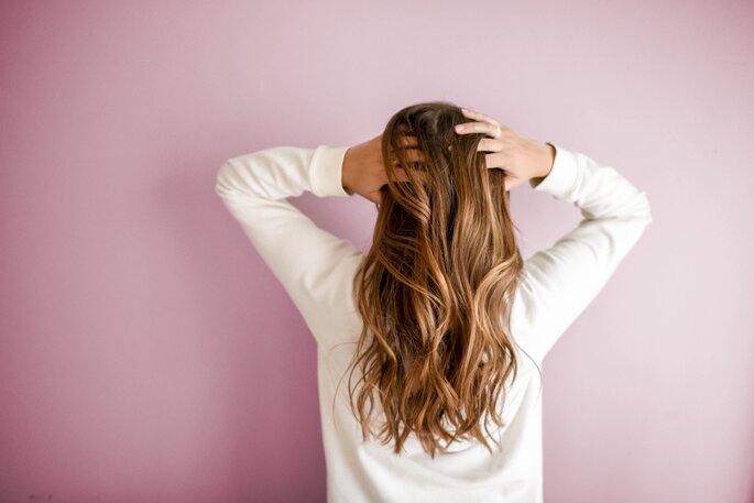 mujer cabello sano de espaldas