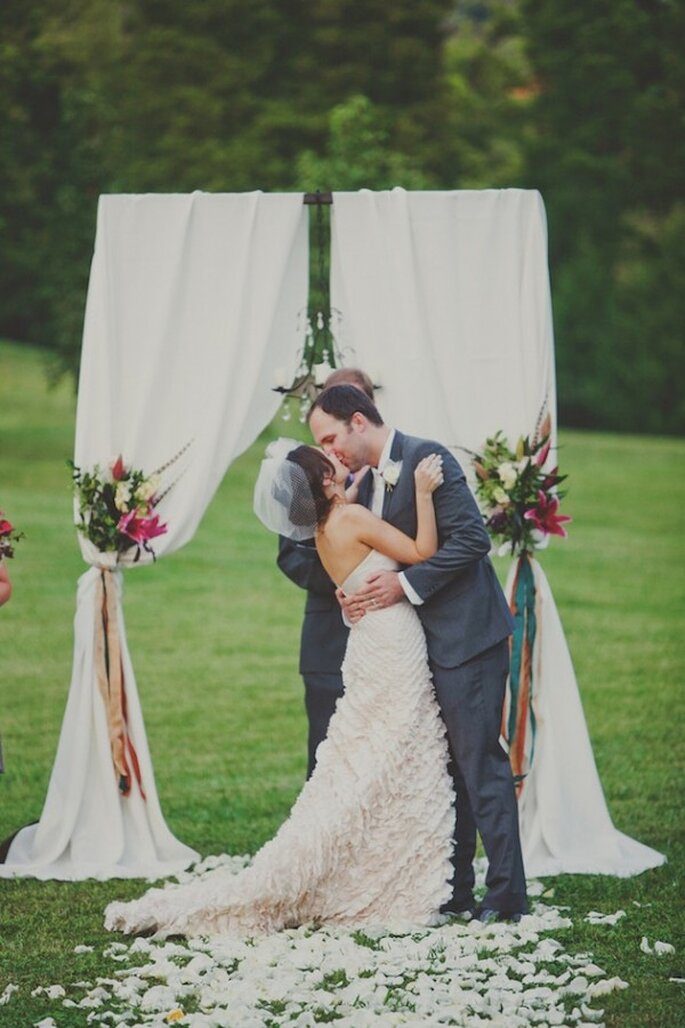 Los besos más románticos en una boda - Foto Teale Photography