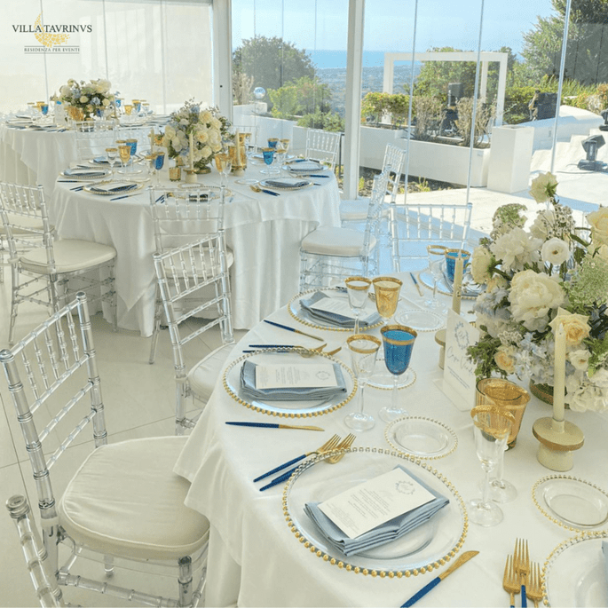 Villa Taurinus, allestimento color blu e oro tavola apparecchiata