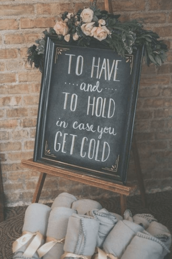 Tafel auf der "To Have and to hold in case you get cold" mit Decken