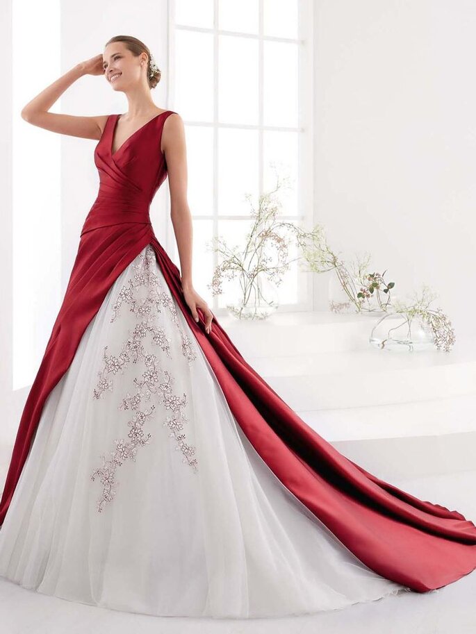 Vestido de noiva vinho com cauda, detalhes em off white e bordado na saia.