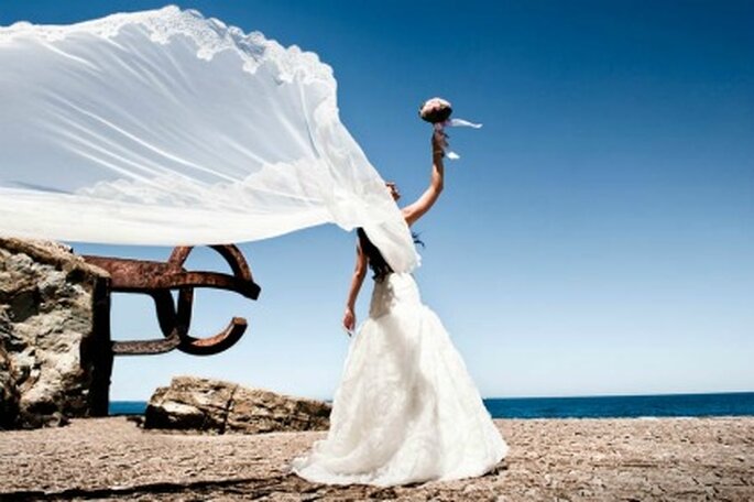 La novia a orillas del mar con el velo al viento- Foto: Víctor Lax 