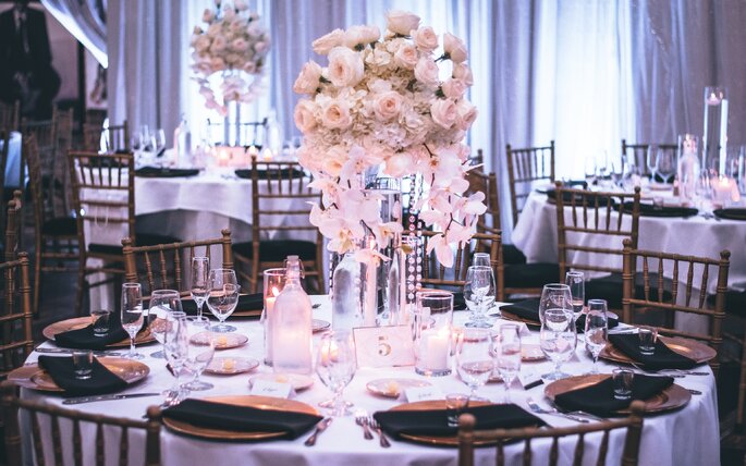 Róże w wysokim wazonie glamour jako dekoracja stołu Młodych