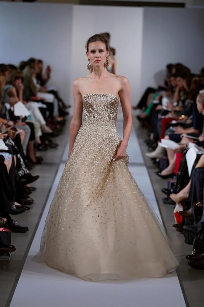 Aber auch Fashion-Designer Oscar de la Renta setzt 2013 auf goldene Brautkleider – Foto: Oscar de la Renta