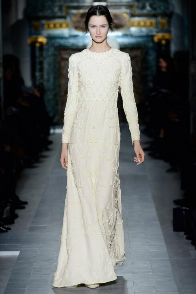 Vestido de novia largo en color marfil con mangas largas y detalles bordados en el mismo tono - Foto Valentino