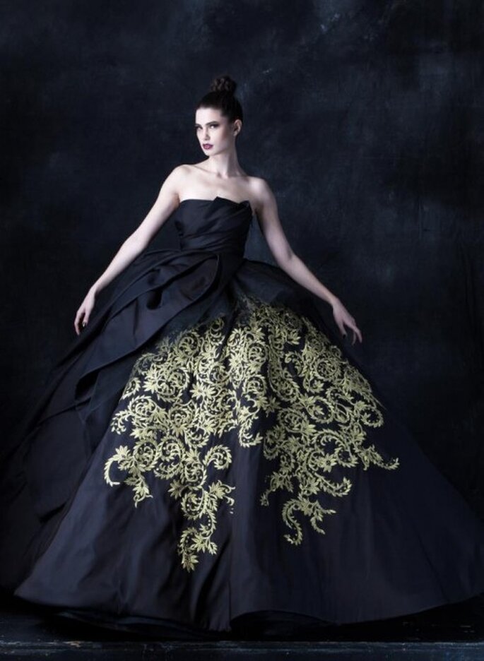 Vestido de fiesta largo corte princesa en color negro con detalles estampados en dorado - Foto Rafael Cennamo