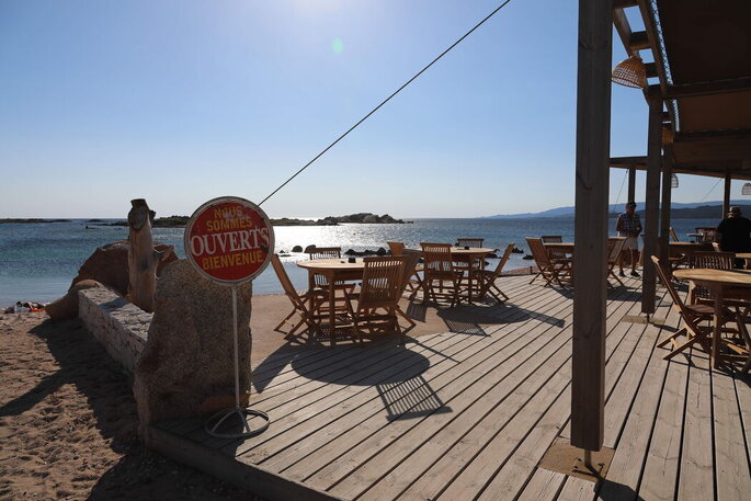 lieu de réception de mariage sur la plage en Corse