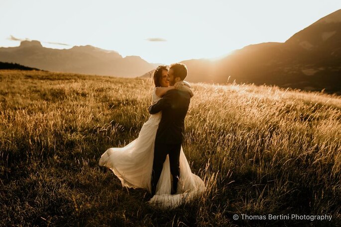 Thomas Bertini Photography à Aix-en-Provence, deux mariés dans un champ illuminés par le soleil qui se couche en Provence 