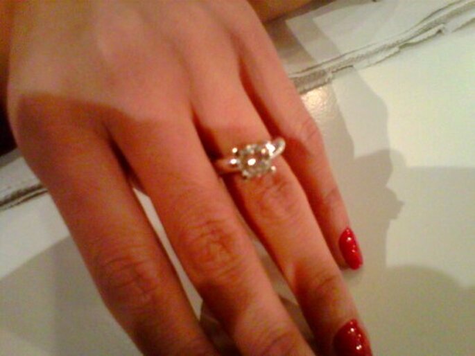 Romina nos muestra el anillo de pedida. Foto: Twitter