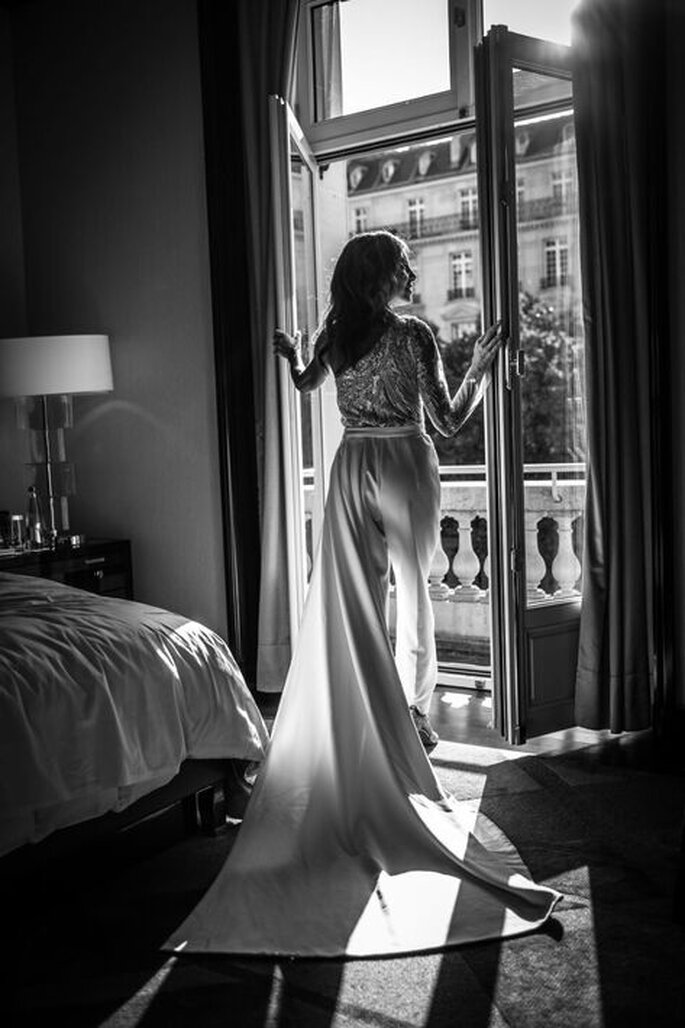 la mariée à la fenêtre de la chambre d'hôtel pendant ses préparatifs